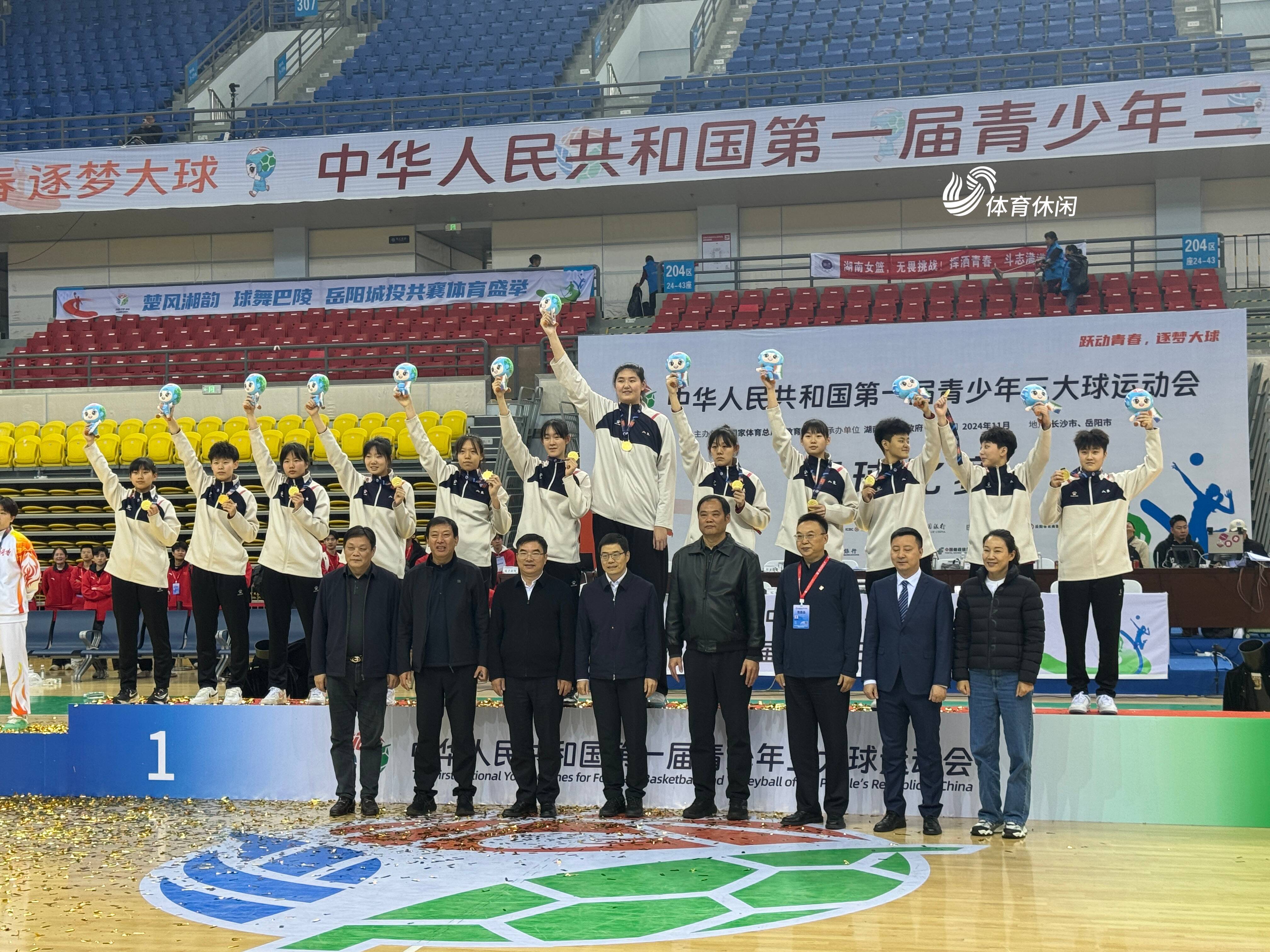 国家队大赛首秀！张子宇13分末节双塔让人期待(中国女篮张子宇扣篮视频回放)