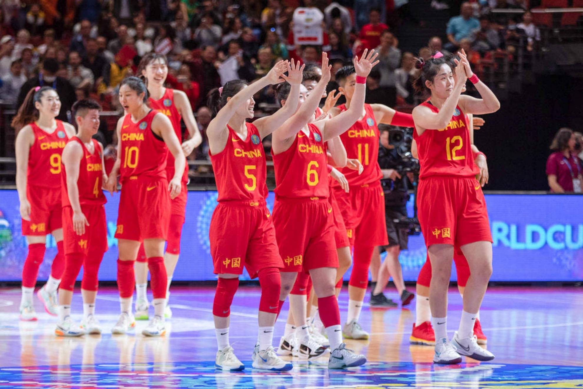 体坛午爆｜东亚杯中国女足今战日本，亚洲杯中国女篮今战新(中国女足 亚洲杯)