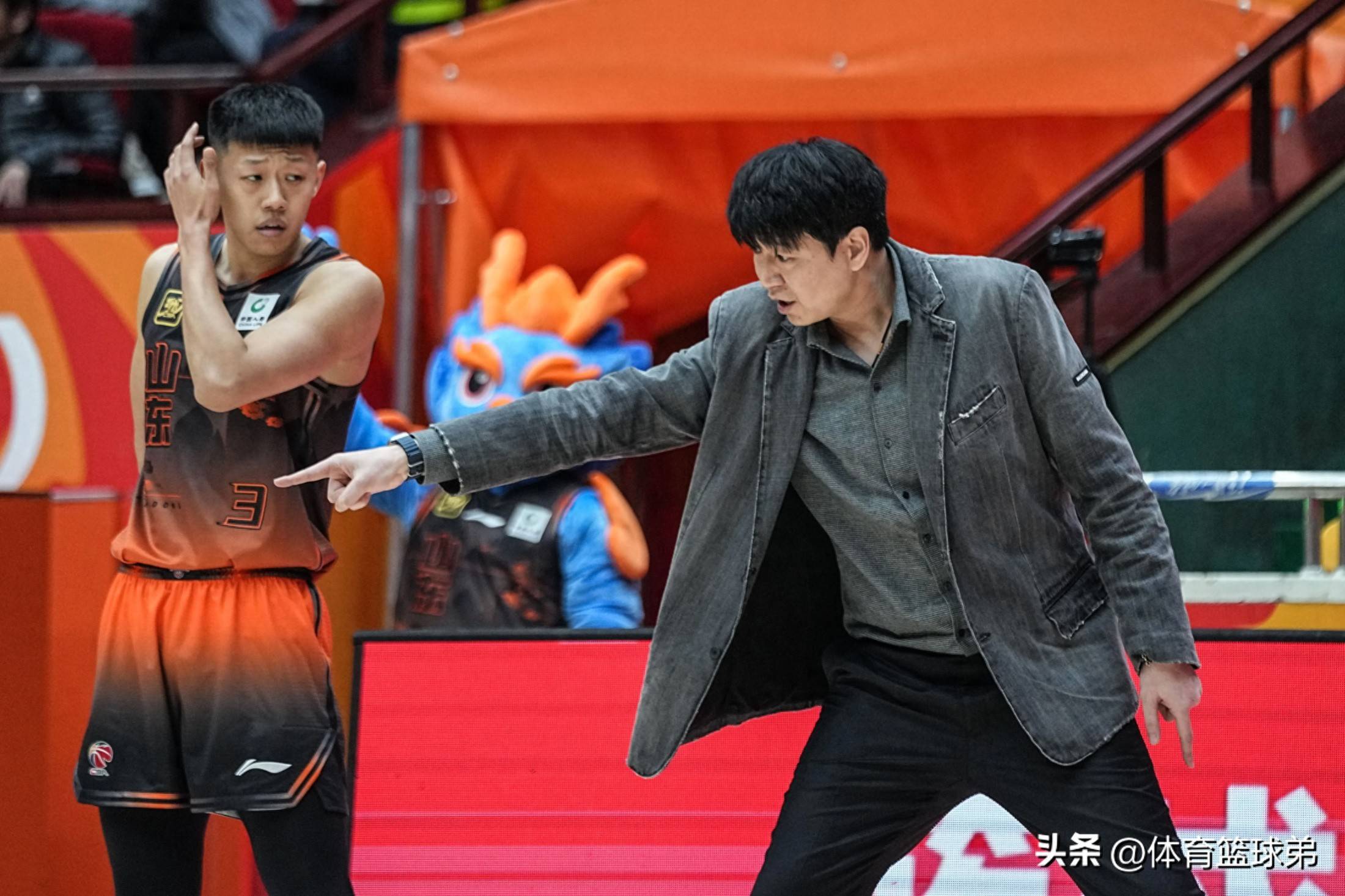 曝辽宁男篮两大核心遭挖角，北控报价赵继伟，深圳欲签(辽宁男篮官宣!赵继伟完成续约)